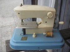 PICCOLA MACCHINA DA CUCIRE giocattolo marca M.C. con porta pila e lampadina