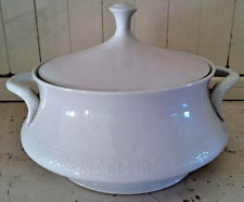 ZUPPIERA IN PORCELLANA CON MANICI E DECORAZIONI IN RILIEVO