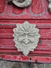Viso uomo verde cemento