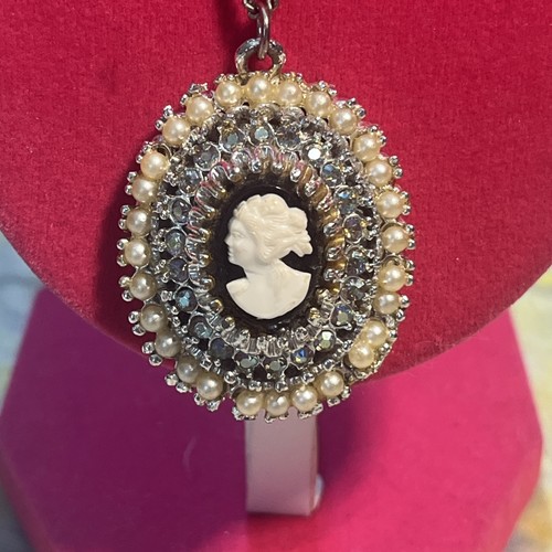 Collana con ciondolo cammeo