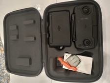 Due Batterie Con Carica Batterie Più Altri Oggetti Per Drone dji mini 2 SE