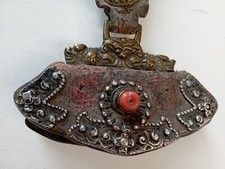 Antico Mechag Tibetano in pelle con decori di corallo, argento e ottone