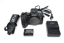 Corpo fotocamera digitale mirrorless Sony Alpha a7S III con batteria, caricabatterie, cinghia