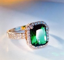 ANELLO ENGAGEMENT IN ORO GIALLO 18 KT. TIT. 750 CON SMERALDO E BRILLANTI.