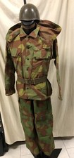 UNIFORME GIACCA E PANTALONI MIMETICI A CHIAZZE CON ELMETTO CINTURONE ANFIBI 1970