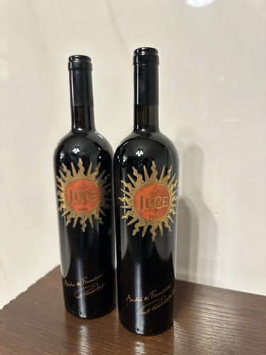 Vino rosso luce - rosso, della