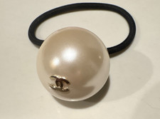 CHANEL CC Logo Perla Capelli