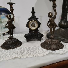 Trittico Di Orologio A Corda Con Coppia Di Candelabri In Bronzo Pesanti Antichi.