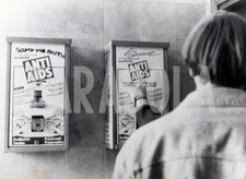 Foto vintage Distributori di preservativi, stampa 24 x 18 cm