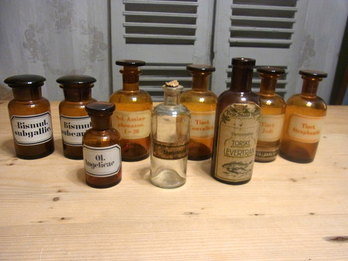 Vecchi bicchieri farmacia