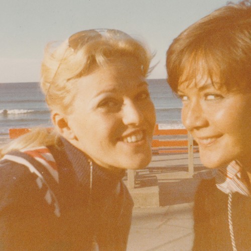 Due bellissime giovani donne