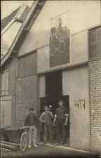 Poster PEUGEOT operai negozio bici sopra porta c1910 foto reale cartolina