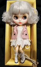 Bambola Blythe capelli argento