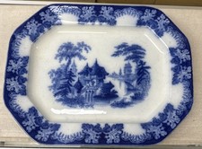 Un antico piatto blu flusso