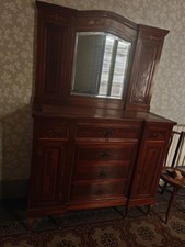 Comò in noce, con intarsi