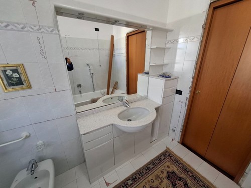 Mobile bagno con lavabo