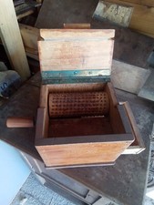 VECCHIA GRATTUGIA A MANOVELLA IN LEGNO, DA COLLEZIONE-DECORATIVA.