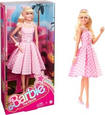 Mattel HPJ96 Barbie The Movie Margot Robbie con abito vintage a quadretti rosa e