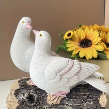 Statua Di Due Piccioni Bianchi