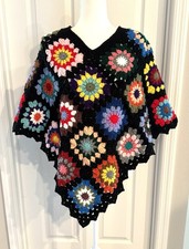 Poncho all'uncinetto quadrato