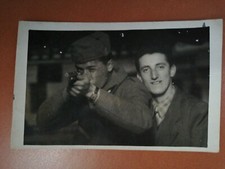 Ritratto uomo che scatta foto vernacolare anni 20