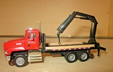 HO HERPA (?) - Camion MACK 603 a sponde basse con gru / Versione strada-rotaia