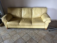 1 Divano 3 Posti e 1 Divano 2 Posti In Buone Condizioni E Piedini In Legno