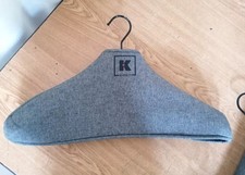 Appendiabiti KITON Usata Plastica Nero Effetto Legno Rivestita Grigio 