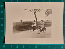 FOTO DONNE IN BICI VIALE