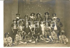 1930 ca FRANCIA Un prete e un soldato con figuranti in costume *Foto CURIOSA 