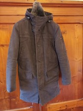 Giaccone Peuterey molto caldo ed elegante. Collo di pelo rimovibile con cintura.