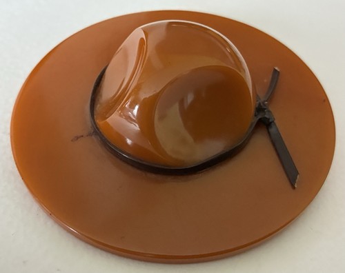 Spilla cappello orlo
