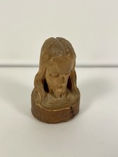 Piccola testa busto di Gesù Cristo intagliata in legno
