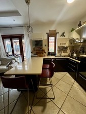 Cucina con penisola, legno