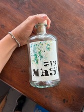 bottiglie di gin vuote di varie marche dimensioni e colori per arredo.