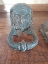 Antico batacchio per porta in ghisa pesante raffigurante una sfinge egizia