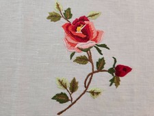 Runner ricamato a mano su puro