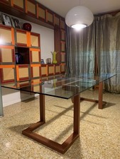 Un Tavolo Da Pranzo  Con Struttura In Palissandro E Piano In Vetro Temperato