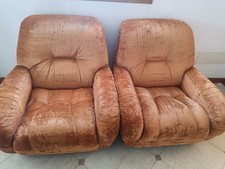 Coppia di poltrone vintage anni ’70 in velluto caramello - Usate