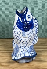 Vaso statuina carpa koi ornamentale cinese blu e bianca vintage 5x2,5 pollici