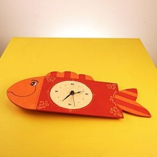 orologio artigianale su pannello di legno vintage, pesce