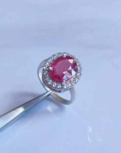 Anello aureola zircone ovale
