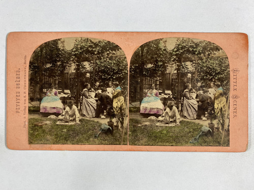 Famille déjeunant dehors