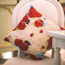 Copricuscino ricamato a mano