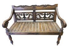 Panchina divano in legno di  teak coloniale ricca scultura braccioli a ricciolo