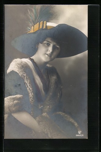 Cartolina signora seduta con - signora,