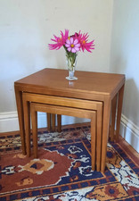 Nido di tre tavolini laterali vintage metà secolo stile moderno danese