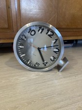 OROLOGIO BIFACCIALE KARLSSON QUANDRANTE LENTICOLARE DESIGN INDUSTRIAL PARETE 