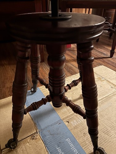 Antico sgabello pianoforte