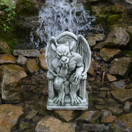 Gargoyle sovrano sul trono